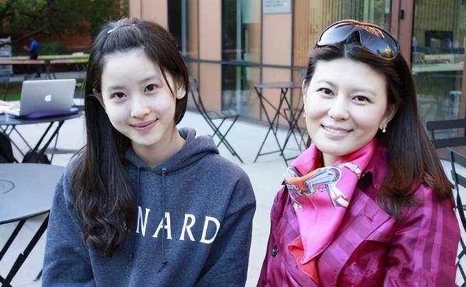The popular milk tea hotgirl married a billionaire, gave birth 2 times, and her hair was gray and white at 30 - Photo 3