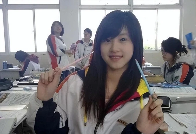 The popular milk tea hotgirl married a billionaire, gave birth 2 times, and her hair was gray and white at 30 - Photo 5
