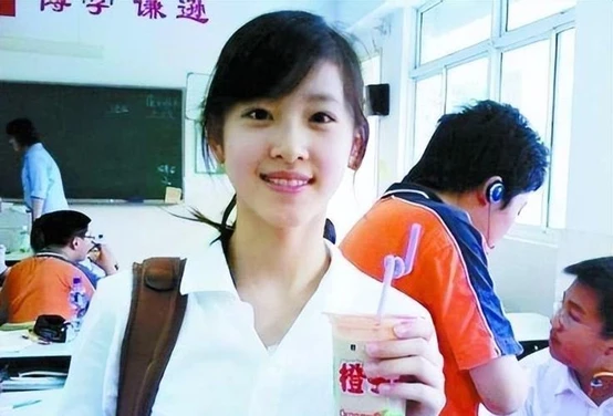 The popular milk tea hotgirl married a billionaire, gave birth 2 times, and her hair was gray and white at 30 - Photo 4