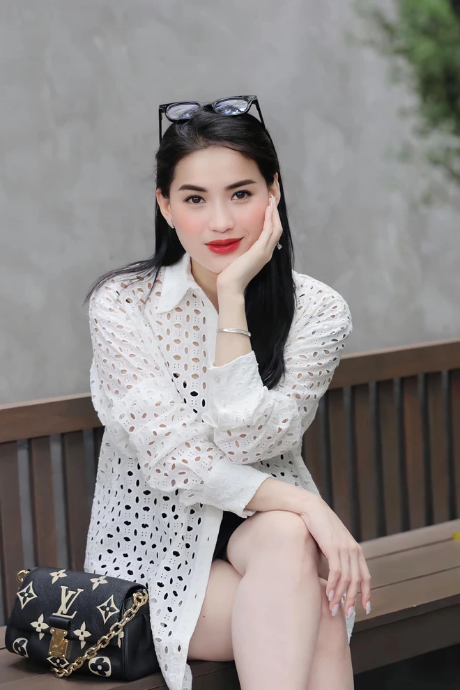 Quyen Leo Daily livestream donated a car, Vo Ha Linh fought a bloody battle with Rolls-Royce - Photo 1