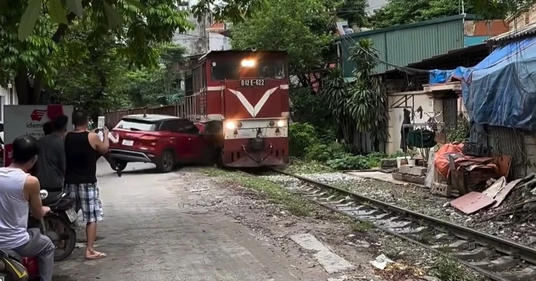 Box driver hit by train because it parked near the tracks: Will the driver be compensated? - Photo 1