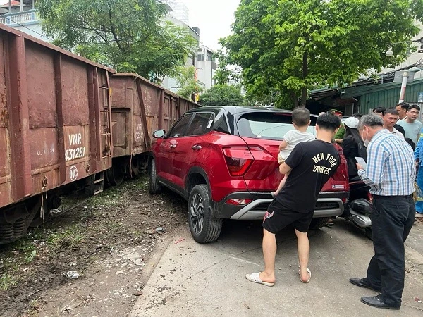 Box driver hit by train because it parked near the tracks: Will the driver be compensated? - Photo 2