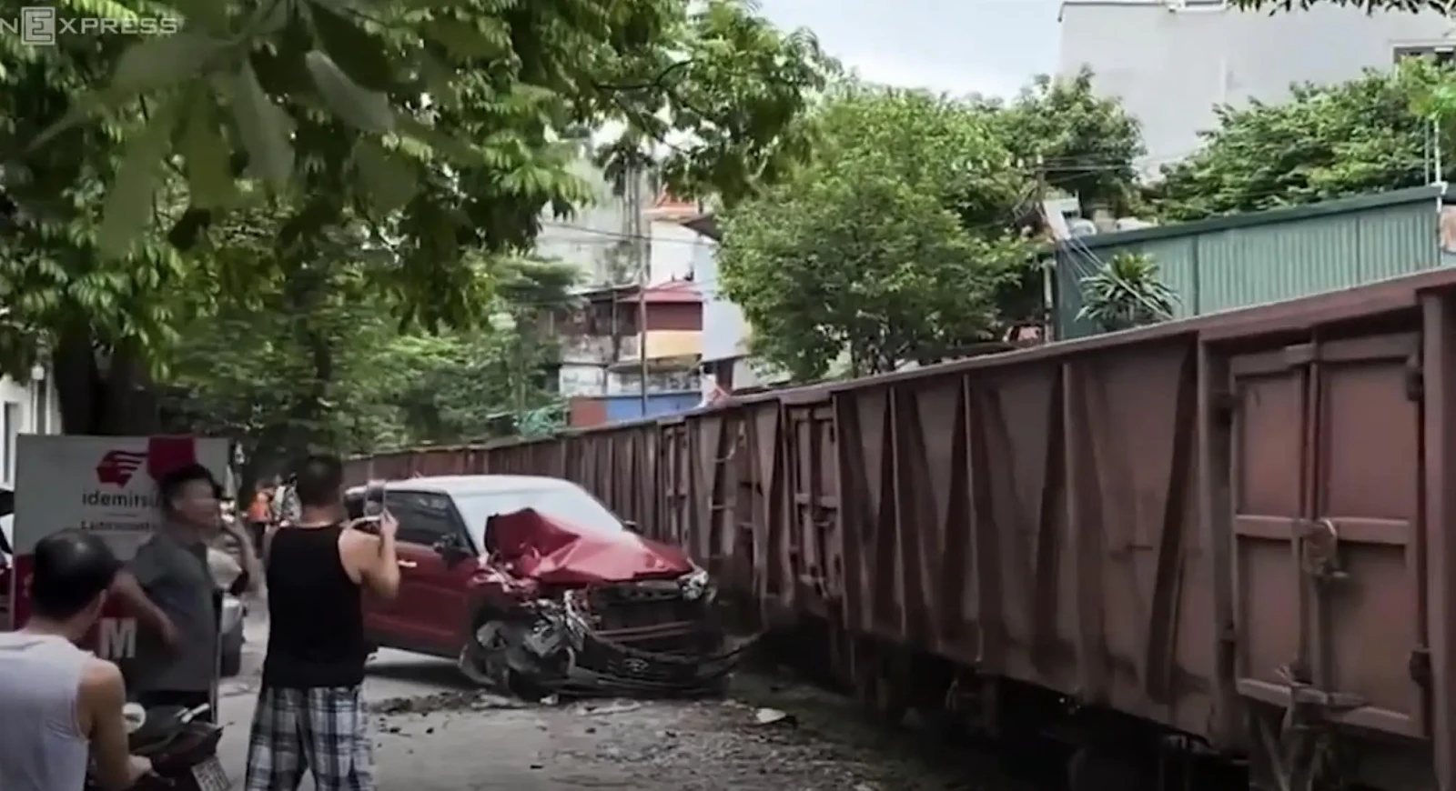 Box driver hit by train because it parked near the tracks: Will the driver be compensated? - Photo 4