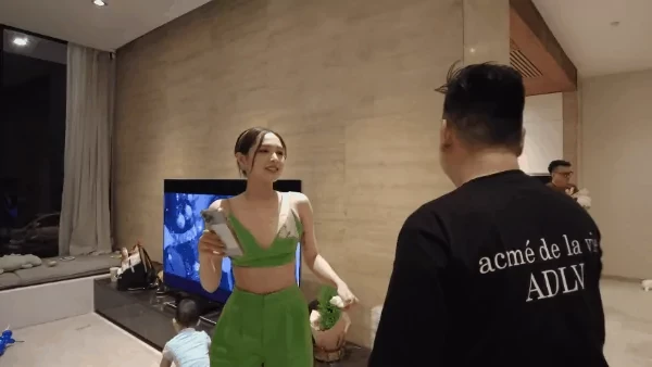 Xoài Non kém tinh tế trong nhà hào môn: phớt lờ mẹ chồng, để bố chồng phục vụ - Hình 3