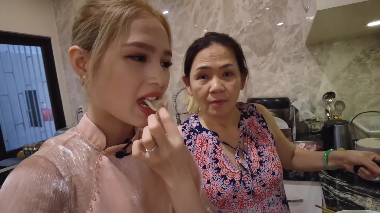 Xoài Non kém tinh tế trong nhà hào môn: phớt lờ mẹ chồng, để bố chồng phục vụ - Hình 1