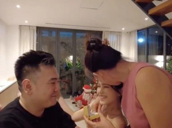 Xoài Non kém tinh tế trong nhà hào môn: phớt lờ mẹ chồng, để bố chồng phục vụ - Hình 5