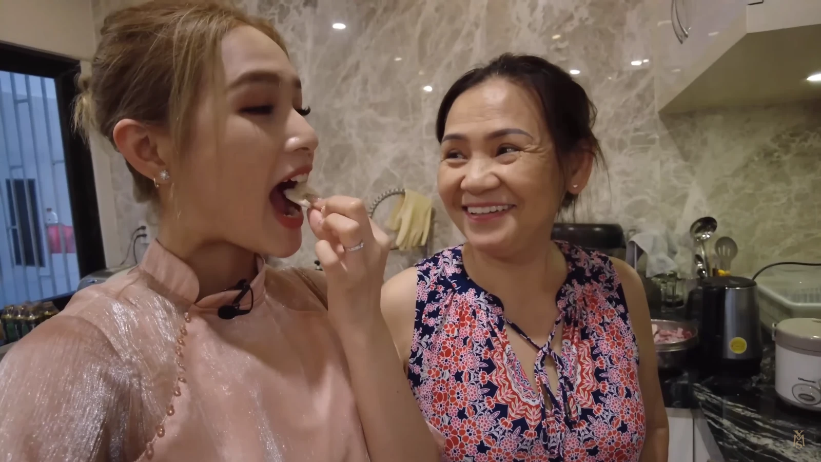Xoài Non kém tinh tế trong nhà hào môn: phớt lờ mẹ chồng, để bố chồng phục vụ - Hình 2