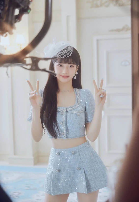 BABYMONSTER tung ảnh hậu trường quay MV, Chiquita làm liên tưởng đến Lisa - Hình 6