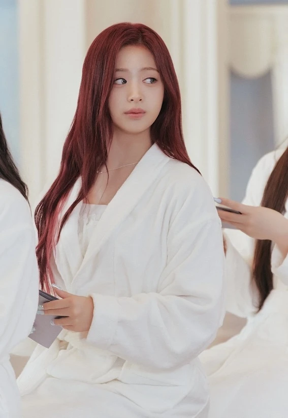 BABYMONSTER tung ảnh hậu trường quay MV, Chiquita làm liên tưởng đến Lisa - Hình 1
