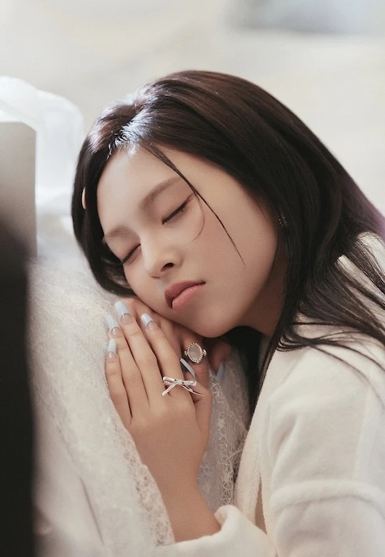 BABYMONSTER tung ảnh hậu trường quay MV, Chiquita làm liên tưởng đến Lisa - Hình 7