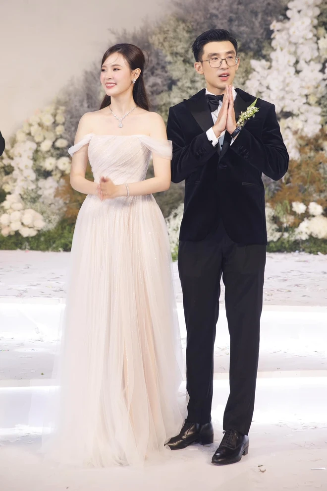 Midu lucky has a beautiful young master husband from the inside out, her body causes pain - Photo 1