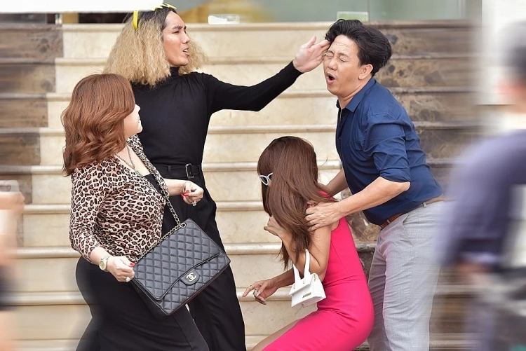 Viral clip of Nam Thu snatching her husband, being caught jealous in the middle of the street to eat 50 bruised slaps - Photo 6