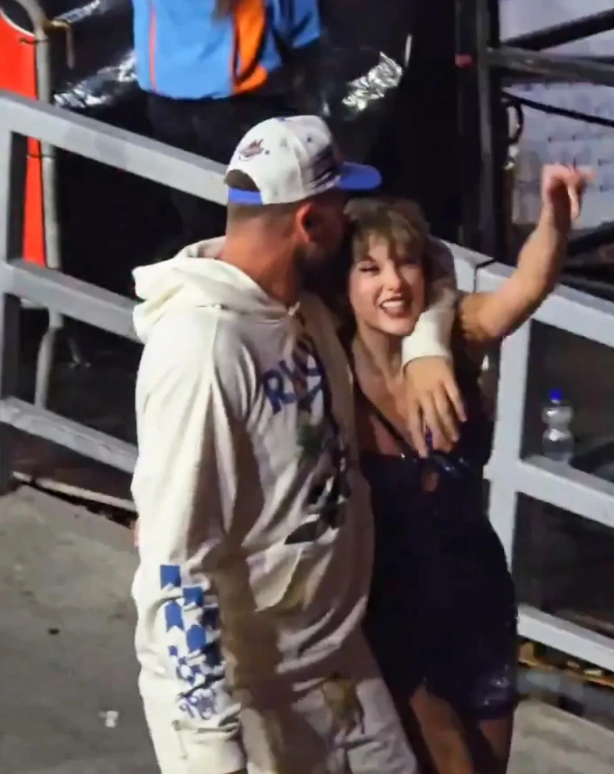 Taylor Swift and her boyfriend stick like sam after the show, falling in love in front of fans - Photo 1
