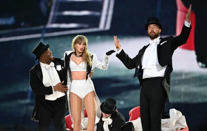 Taylor Swift and her boyfriend stick like sam after the show, falling in love in front of fans - Photo 3