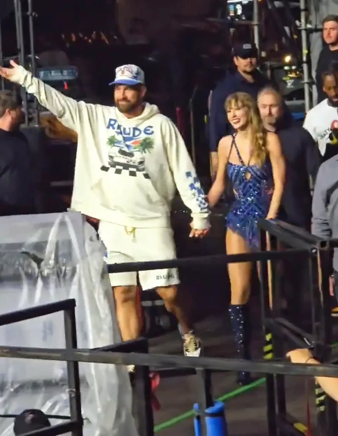 Taylor Swift and her boyfriend stick like sam after the show, falling in love in front of fans - Photo 2