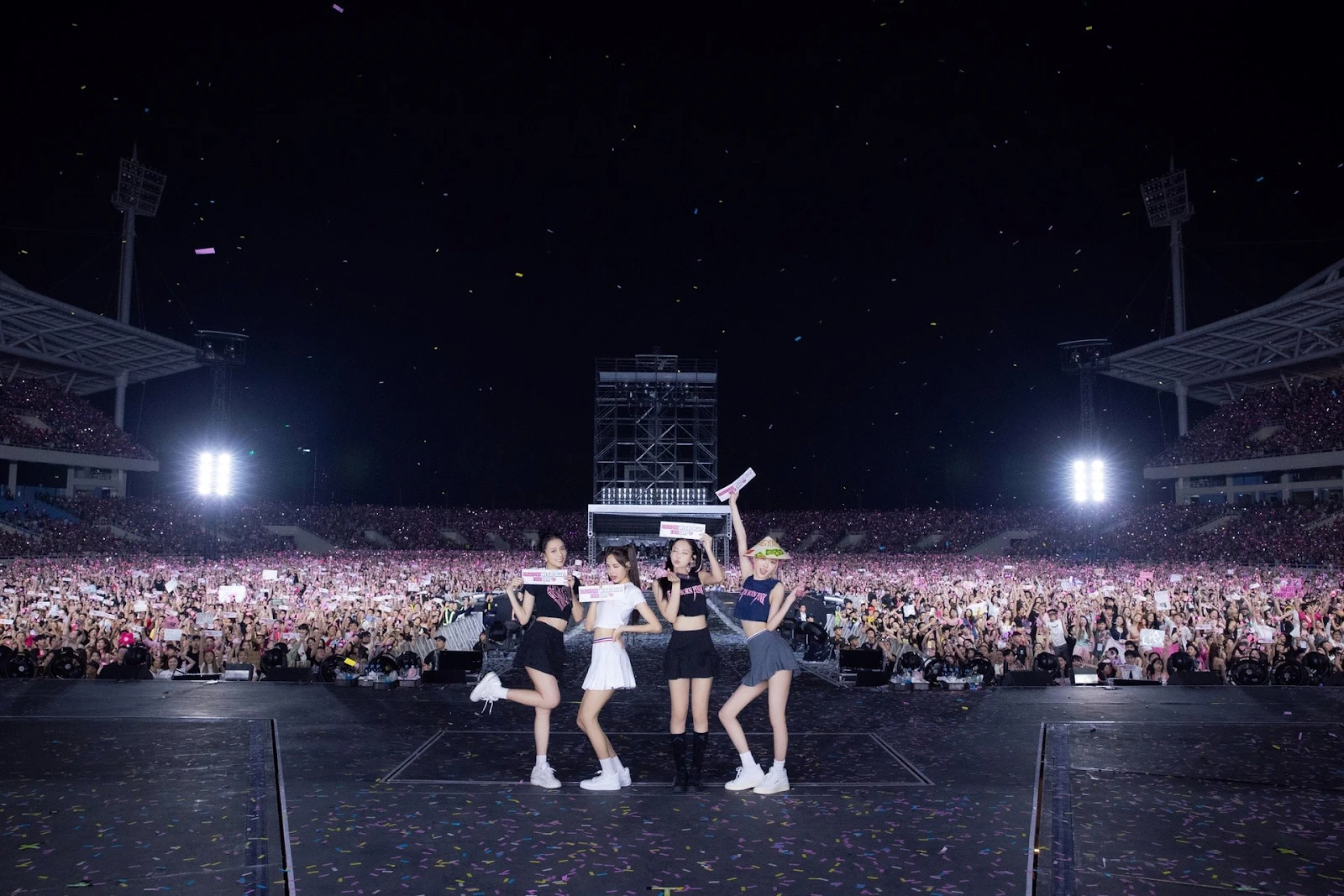 Blackpink favors Vietnam, My Dinh Stadium is on the movie BORN PINK 6 times, regret 1 thing - Photo 3