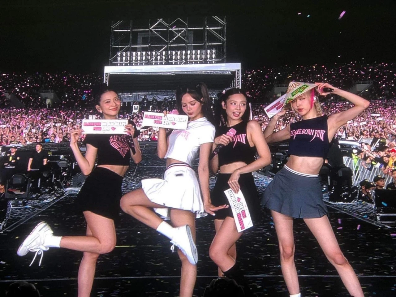 Blackpink favors Vietnam, My Dinh Stadium is on the movie BORN PINK 6 times, regret 1 thing - Photo 4