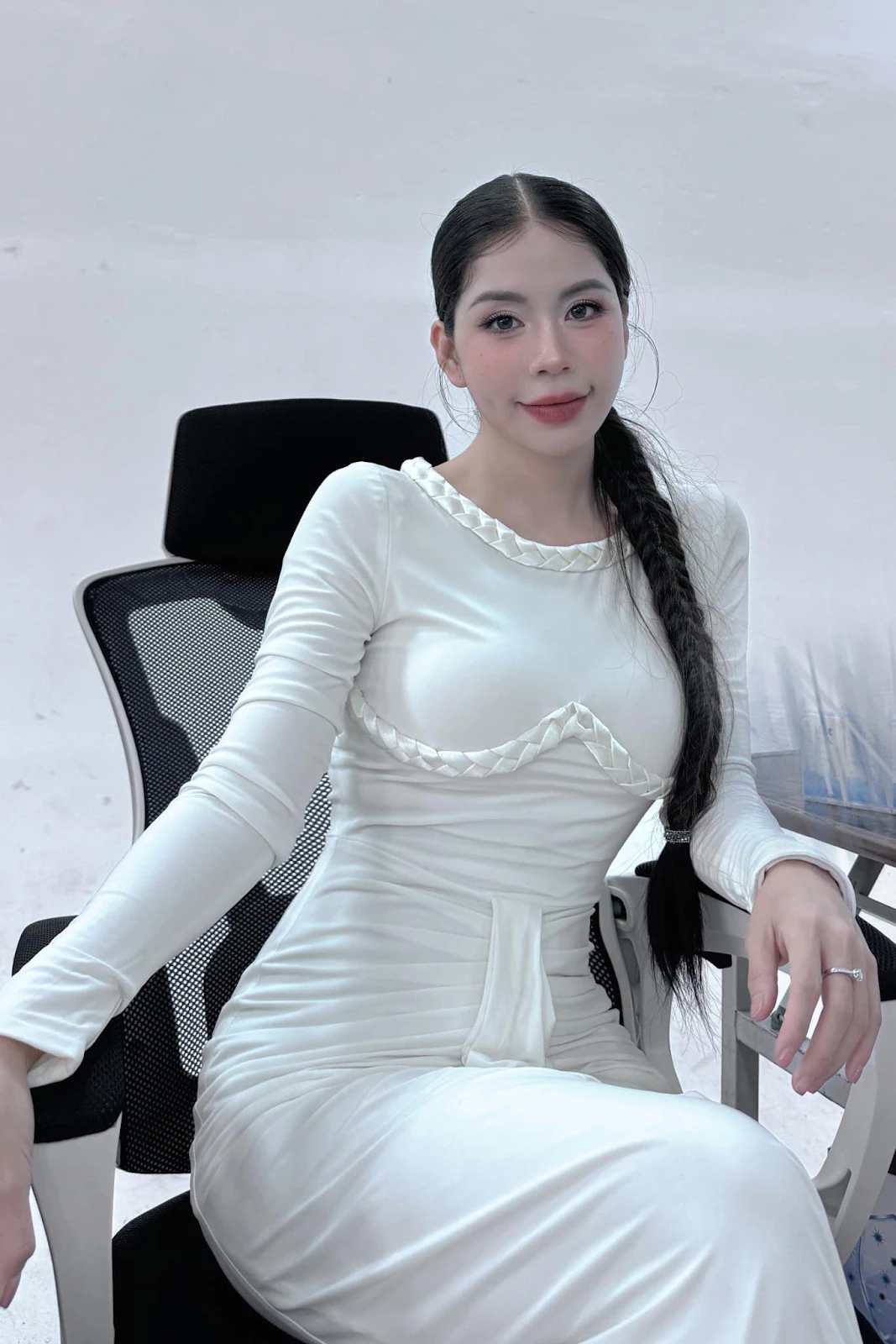 Hang Du Mus husband threw away all the things Quang Linh gave to his wife, the female tiktoker immediately hinted that she would divorce - Photo 1