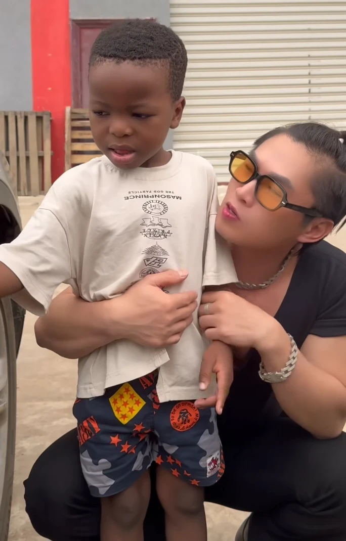 Du Thien went to Angola to perform and was thrown on stage by an African girl to ask for delicateness - Photo 2
