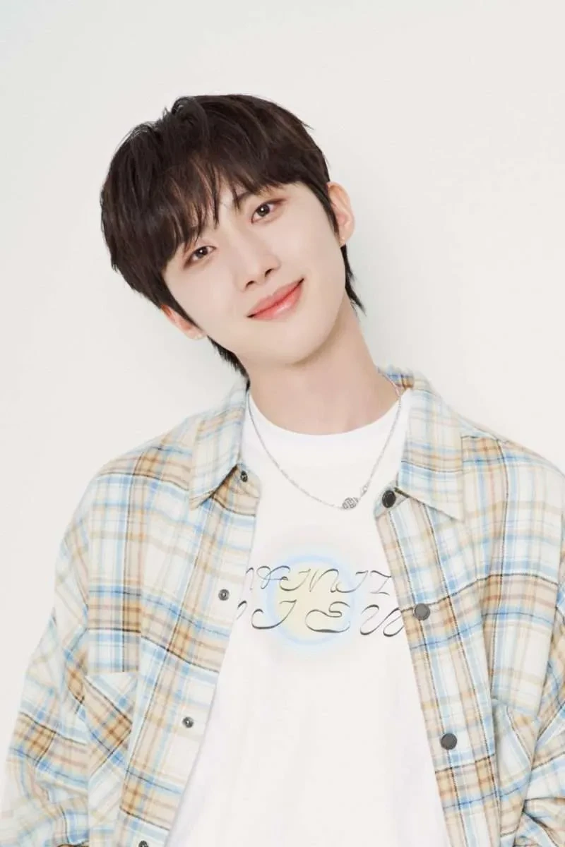Hui thủ lĩnh toàn năng nhóm Pentagon, giọng hát khiến fan tan chảy - Hình 7