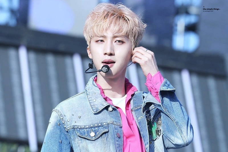 Hui thủ lĩnh toàn năng nhóm Pentagon, giọng hát khiến fan tan chảy - Hình 3