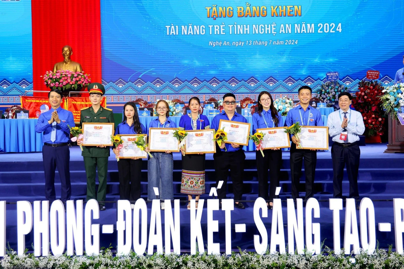 Lôi Con xúc động gặp lại mẹ sau 4 tháng ở Việt Nam, chạy đến ôm hôn đầy tình cảm - Hình 8
