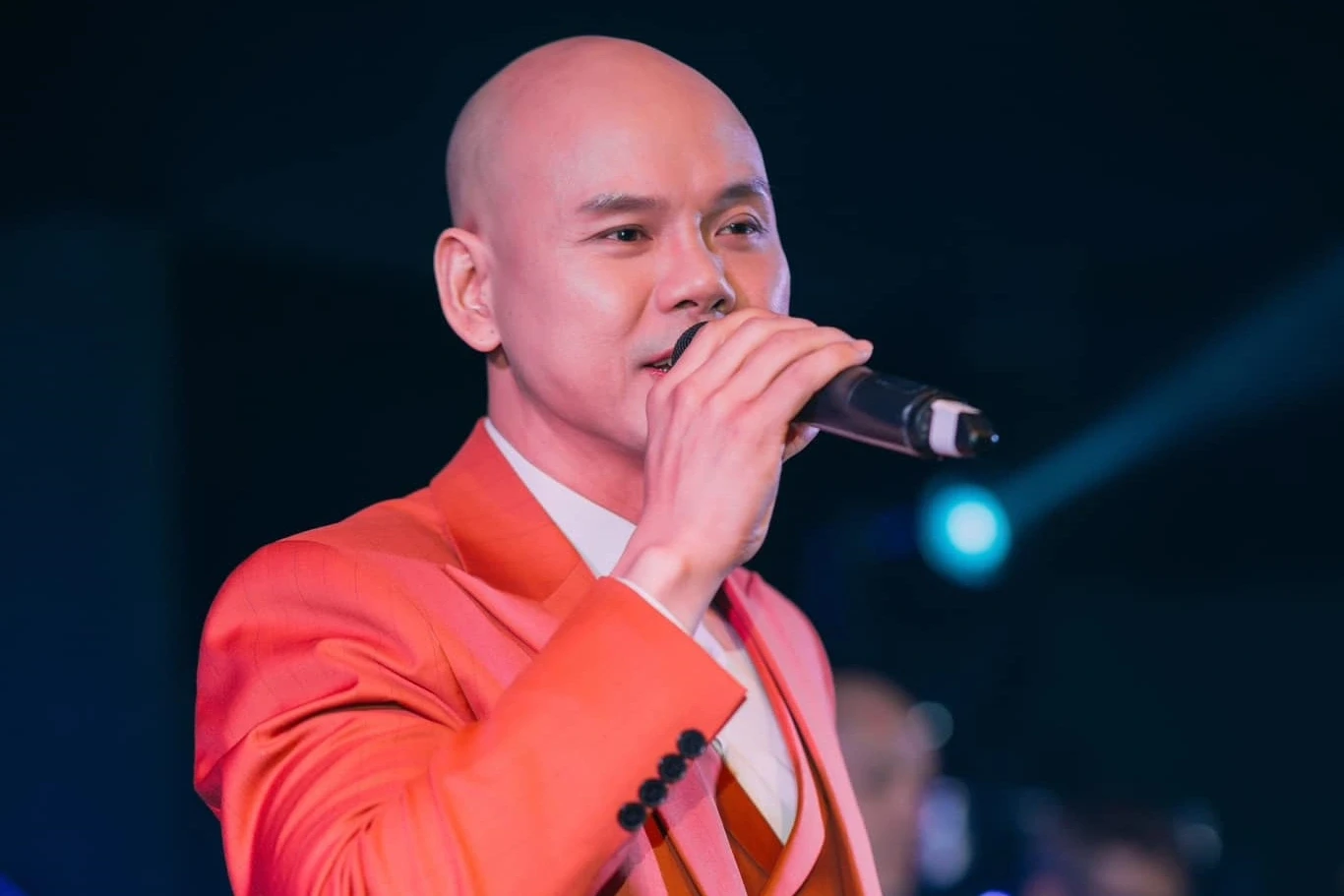 Phan Đình Tùng: Chuẩn bị đi tu thì gặp vợ kém 12 tuổi, sống khỏe nhờ 1 bài hit? - Hình 2