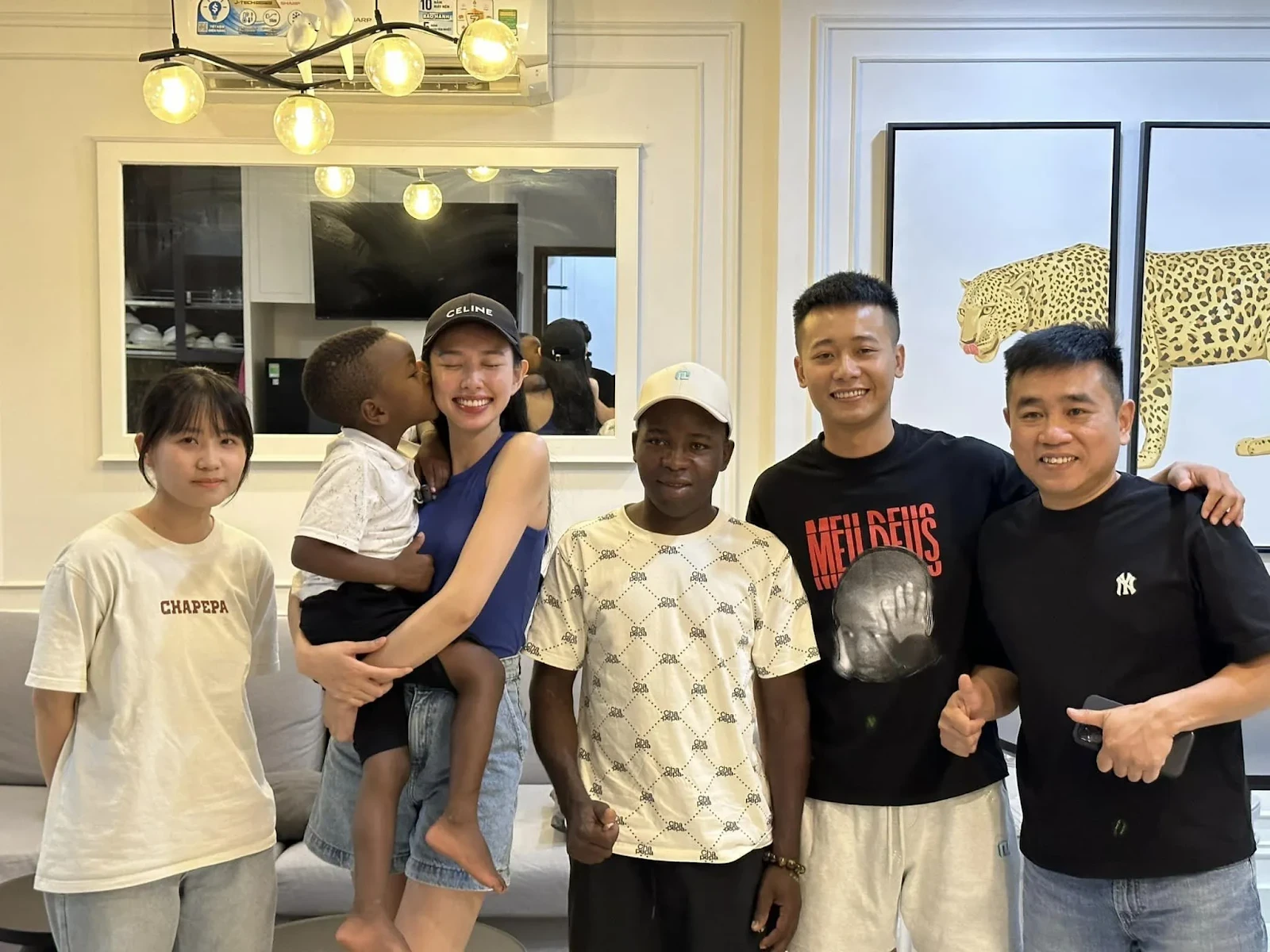 Thùy Tiên bật khóc, mặt đầy vết bầm sau khi Quang Linh về Angola gây hoang mang - Hình 5