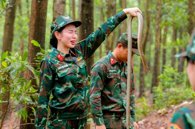 Thùy Tiên bật khóc, mặt đầy vết bầm sau khi Quang Linh về Angola gây hoang mang - Hình 4
