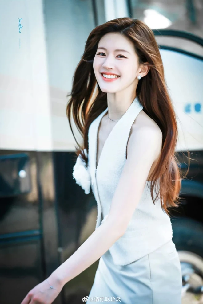 Triệu Lộ Tư phủ đầu CĐM vì soi mói thẩm mỹ, tâng bốc bản thân 1 điều gây sốt? - Hình 1