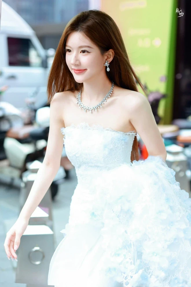 Triệu Lộ Tư phủ đầu CĐM vì soi mói thẩm mỹ, tâng bốc bản thân 1 điều gây sốt? - Hình 5
