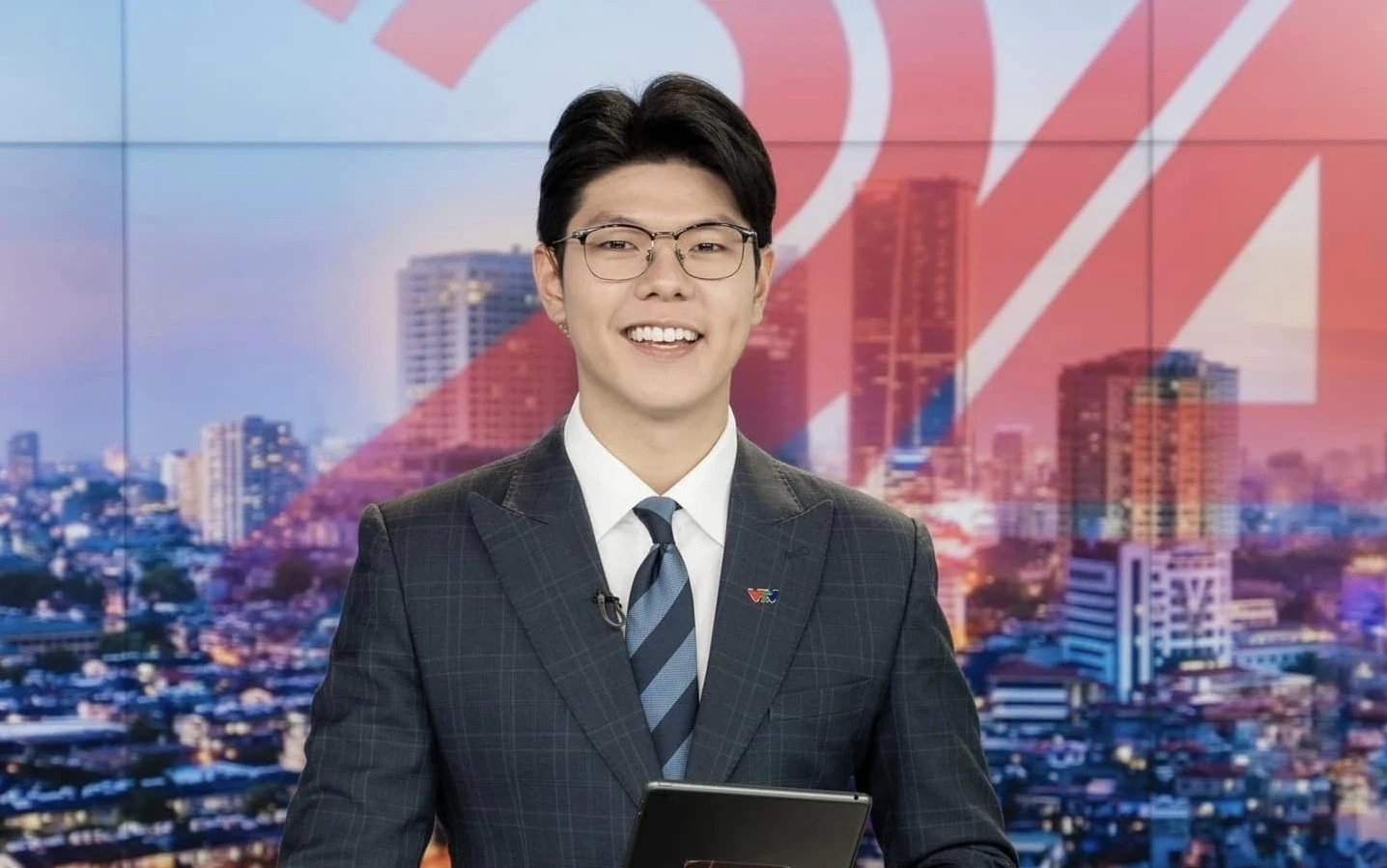 BTV Mạnh Cường của VTV nhầm lẫn khi đưa tin bão, bị chỉnh đốn phải vội xin lỗi - Hình 2