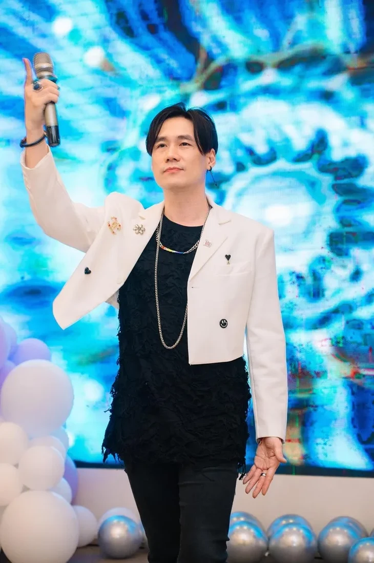 Khánh Phương U40 nghi vấn come out cạnh tranh Akira Phan, CĐM sốc với lý do? - Hình 7