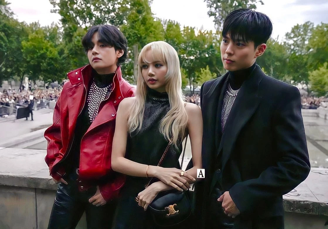 Lisa đưa tình với Mingyu-SEVENTEEN, làm điều bẹo dạng khiến fan sốc? - Hình 4