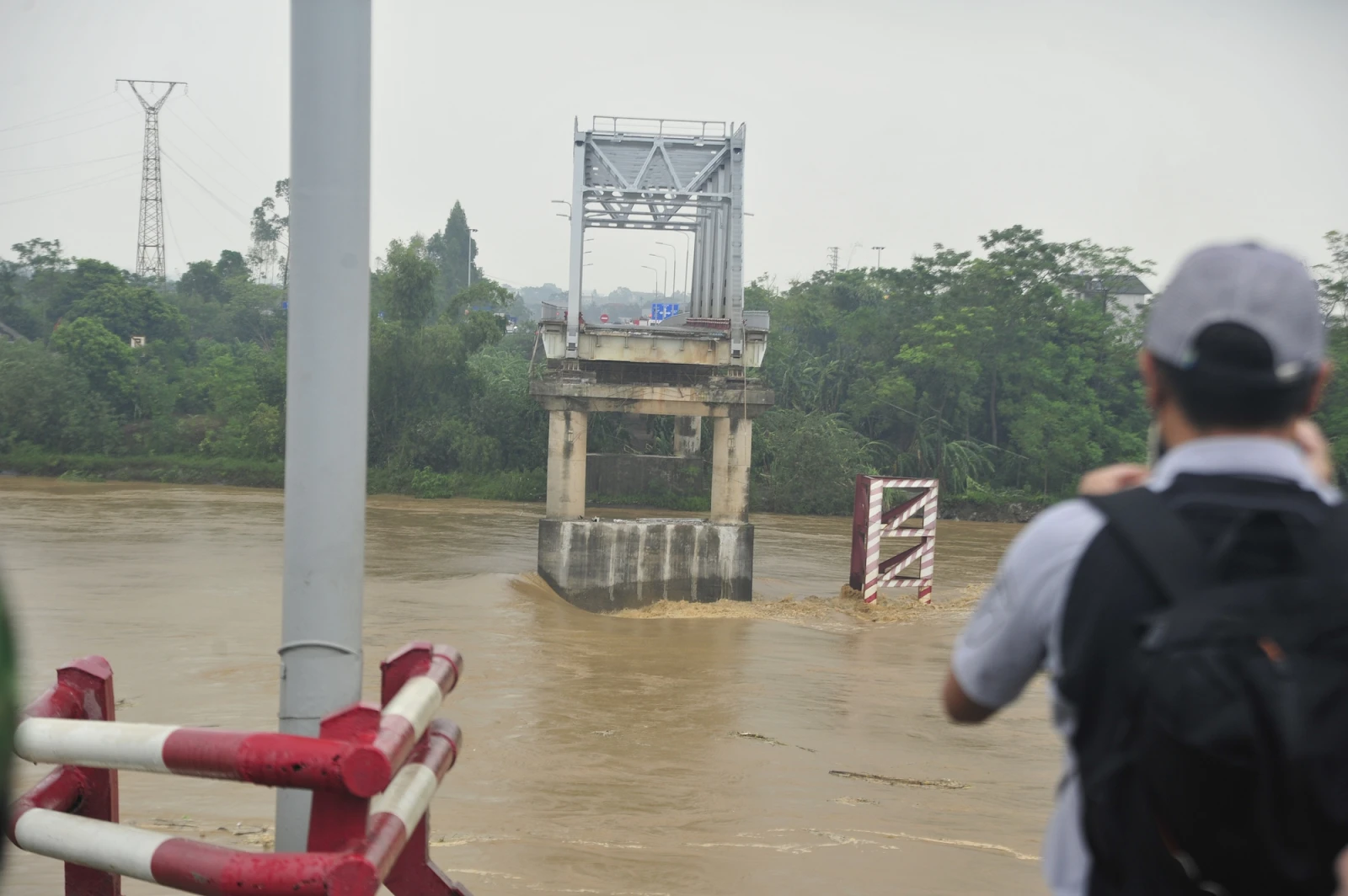Vụ cầu Phong Châu: 1 nữ sinh về chơi thì gặp nạn, xót xa lời kể của người thân - Hình 4