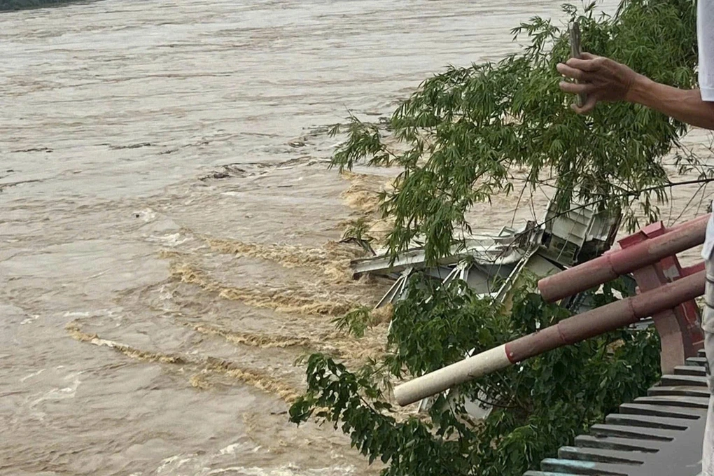 Vụ sập cầu ở Phú Thọ: tuổi đời 17 năm, 1 người thoát nạn nhờ kẹt ở mô đất - Hình 3