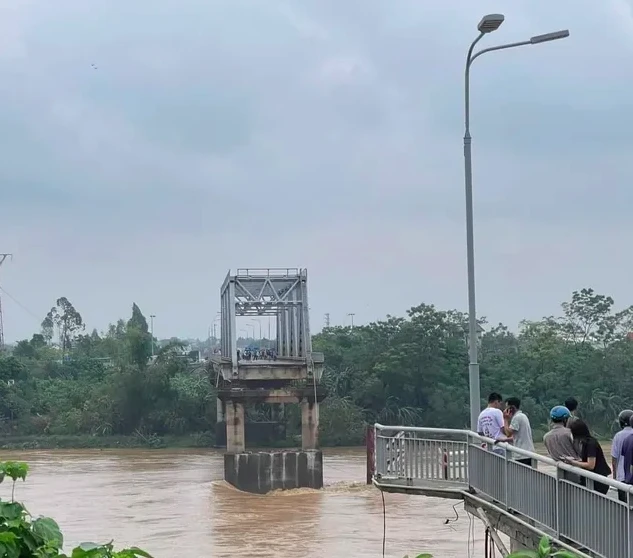 Vụ sập cầu ở Phú Thọ: tuổi đời 17 năm, 1 người thoát nạn nhờ kẹt ở mô đất - Hình 1