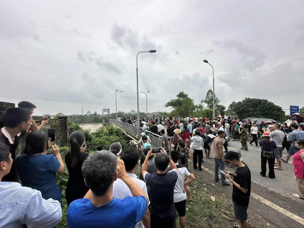 Vụ sập cầu ở Phú Thọ: tuổi đời 17 năm, 1 người thoát nạn nhờ kẹt ở mô đất - Hình 4
