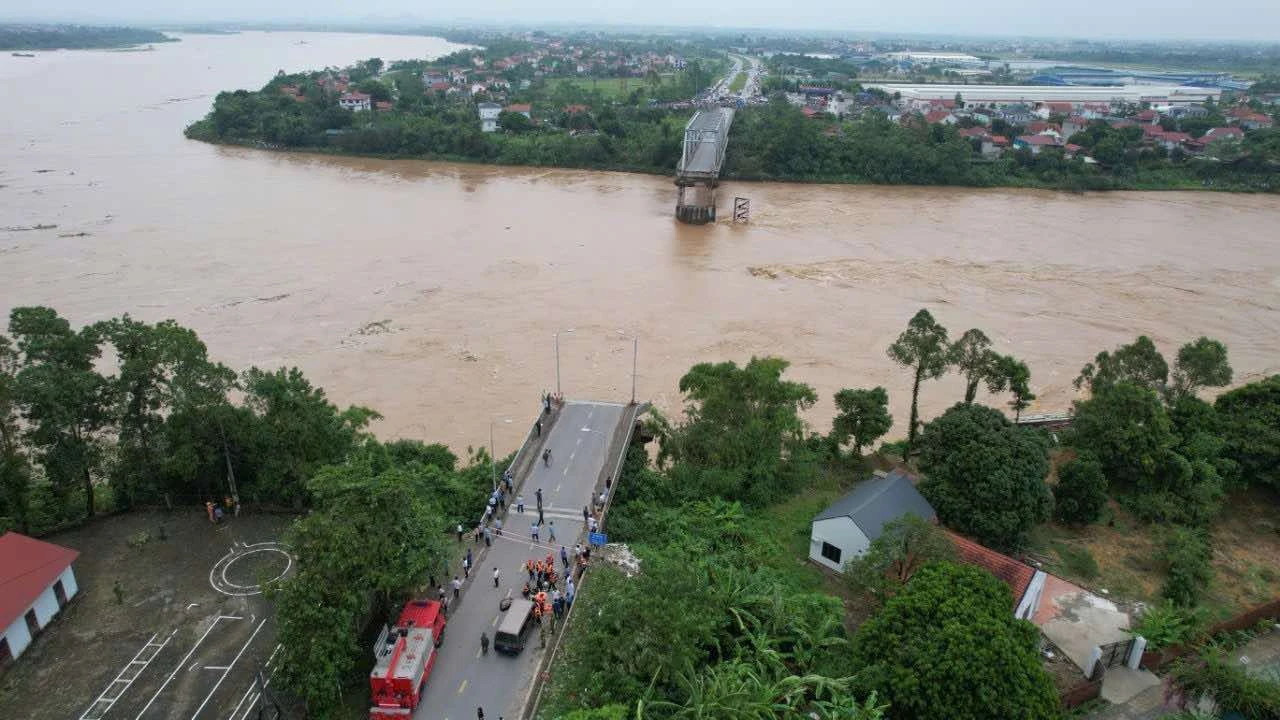 Vụ sập cầu ở Phú Thọ: tuổi đời 17 năm, 1 người thoát nạn nhờ kẹt ở mô đất - Hình 5