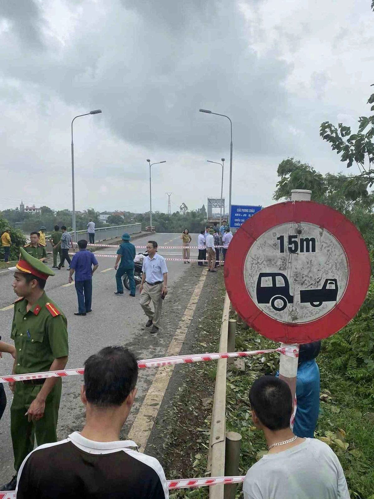 Vụ sập cầu ở Phú Thọ: tuổi đời 17 năm, 1 người thoát nạn nhờ kẹt ở mô đất - Hình 6