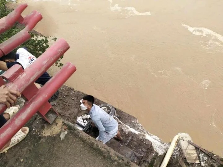 Vụ sập cầu ở Phú Thọ: tuổi đời 17 năm, 1 người thoát nạn nhờ kẹt ở mô đất - Hình 2