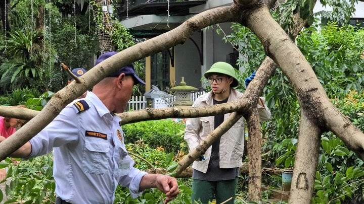 Xuan Bac went to the street to clean up with his 2 children after Typhoon Yagi, doing something that everyone appreciated - Photo 5
