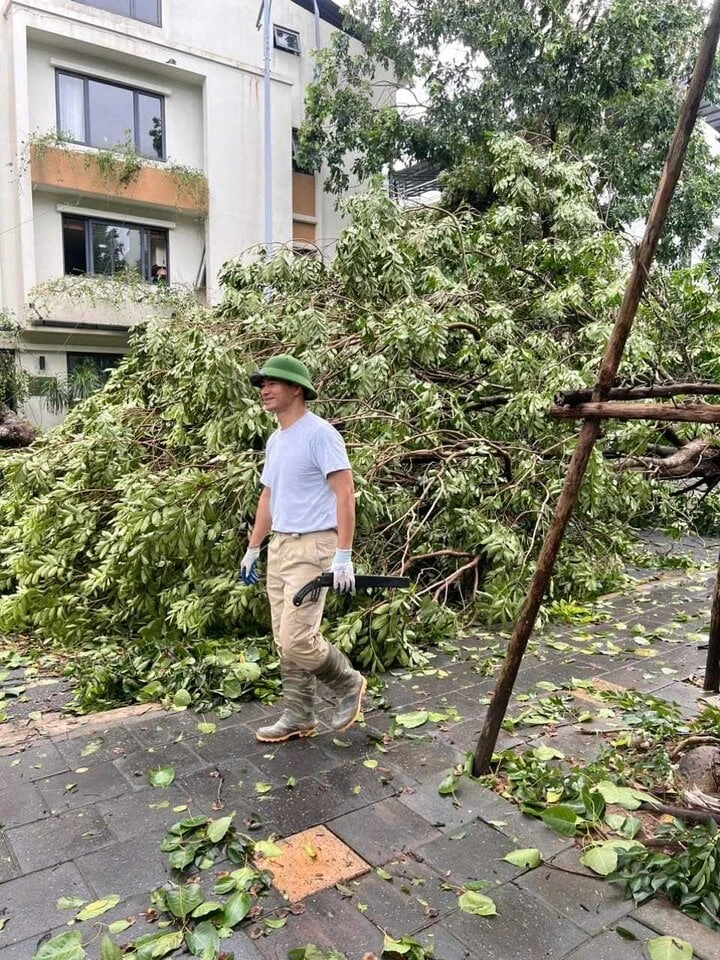 Xuan Bac went to the street to clean up with his 2 children after Typhoon Yagi, doing something that everyone appreciated - Photo 4
