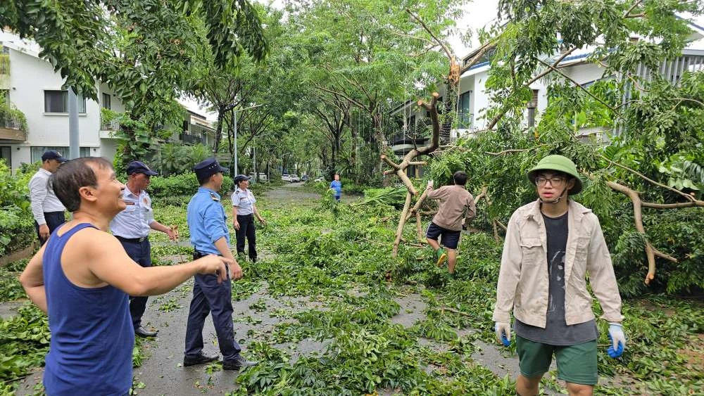 Xuan Bac went to the street to clean up with his 2 children after Typhoon Yagi, doing something that everyone appreciated - Photo 2