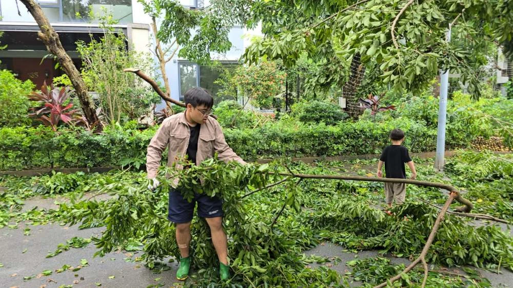 Xuan Bac went to the street to clean up with his 2 children after Typhoon Yagi, doing something that everyone appreciated - Photo 3