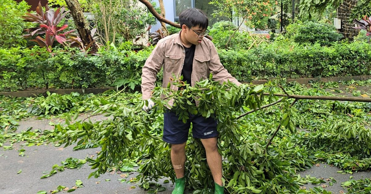 Xuan Bac went to the street to clean up with his 2 children after Typhoon Yagi, doing something that everyone appreciated - Photo 7