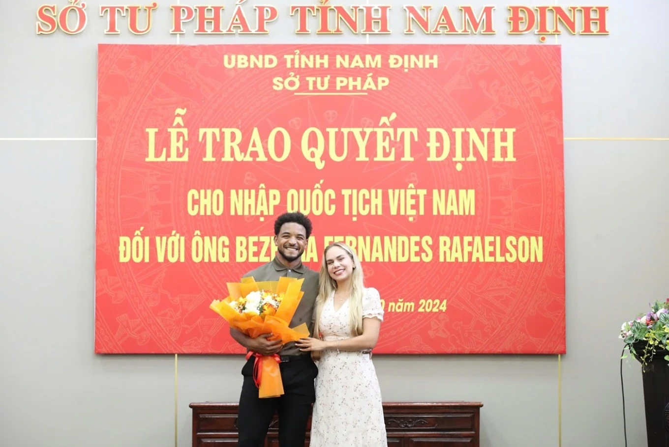 Bà xã Xuân Son lấn lướt vợ Quang Hải, xuất hiện gây náo loạn, fan đu như idol - Hình 6