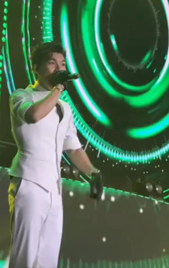 HIEUTHUHAI makes the stage wet, fans scream hoarsely because of the 2-word pass? - Photo 3
