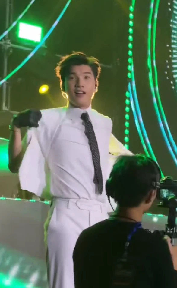 HIEUTHUHAI makes the stage wet, fans scream hoarsely because of the 2-word pass? - Photo 4
