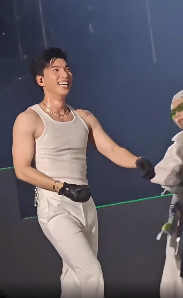 HIEUTHUHAI makes the stage wet, fans scream hoarsely because of the 2-word pass? - Photo 5